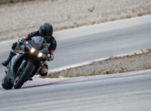 カーブを曲がるバイク