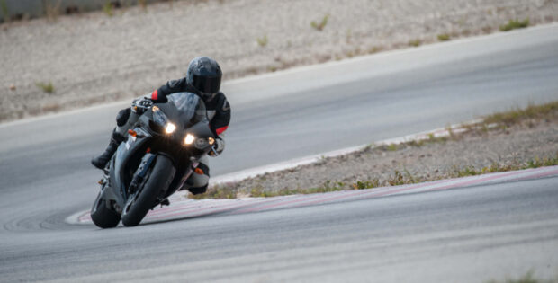 カーブを曲がるバイク