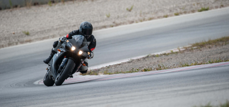 カーブを曲がるバイク